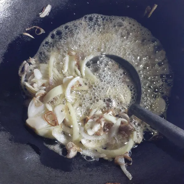 Panaskan minyak sayur dengan api sedang dan tumis bawang merah hingga kuning, masukkan bawang putih dan tumis bawang putih hingga kuning. Masukkan bawang bombay dan tumis hingga bawang bombay layu.