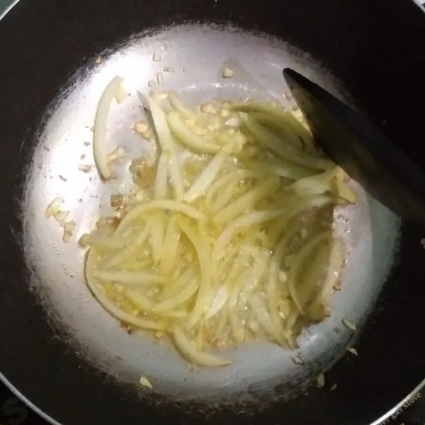 Lelehkan margarin, tumis bawang putih dan bawang bombay hingga harum