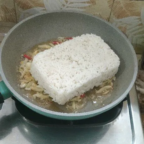 Masukkan nasi, sambil ditekan pelan-pelan sampai nasi bepencar.