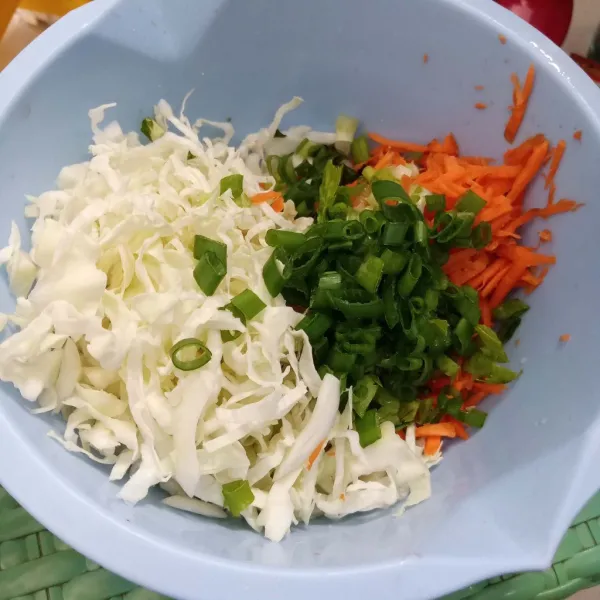 Siapkan sayuran yang telah dipotong-potong.