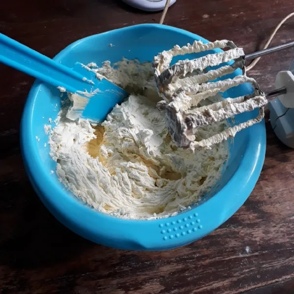 Mixer margarin dan gula dengan kecepatan tinggi hingga pucat (3 menit).