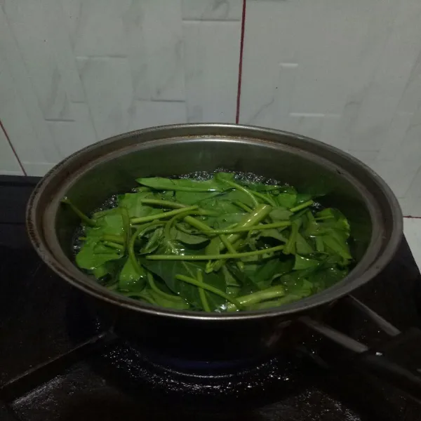 Masukkan kangkung,  masak hingga matang.