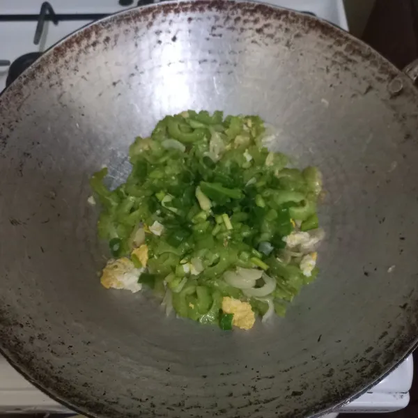 Masukkan irisan daun bawang dan masak hingga matang.