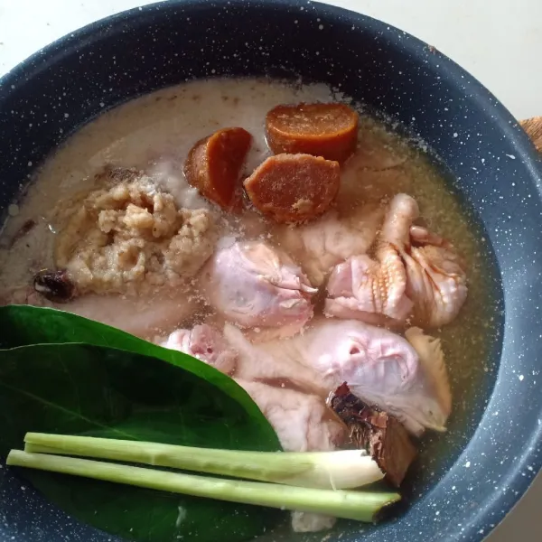 Siapkan wajan/panci, masukkan ayam, air kelapa, daun salam, serai, lengkuas, gula jawa, garam, gula pasir, kaldu bubuk dan bumbu halus yang sudah disangrai.