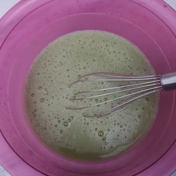Buat lapisan hijau : Campur air daun suji dan pandan, gula, santan dan telur kocok hingga gula larut dengan whisk.