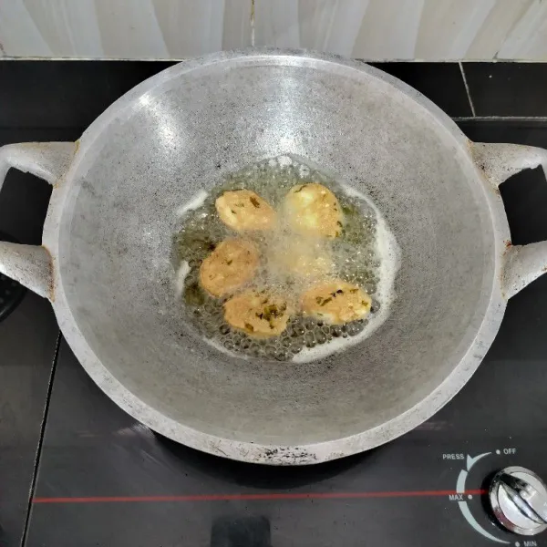 Ambil adonan dengan sendok, lalu goreng dalam minyak panas hingga matang kecokelatan. Angkat dan tiriskan.