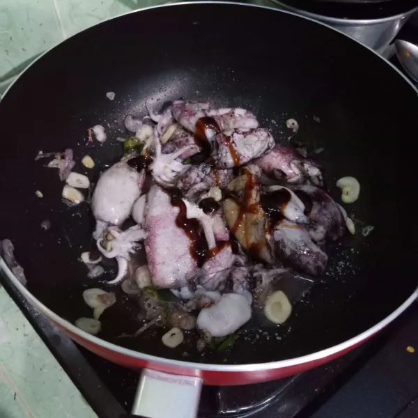 Masukkan cumi, garam, gula, lada hitam bubuk dan saus lada hitam.