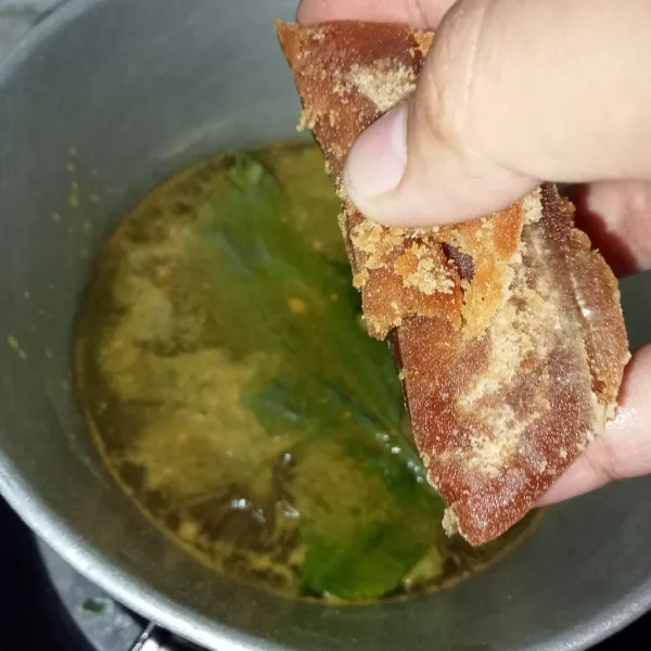 Rebus air kelapa dengan semua bumbu, masukkan gula merah, aduk rata sampai gula larut.