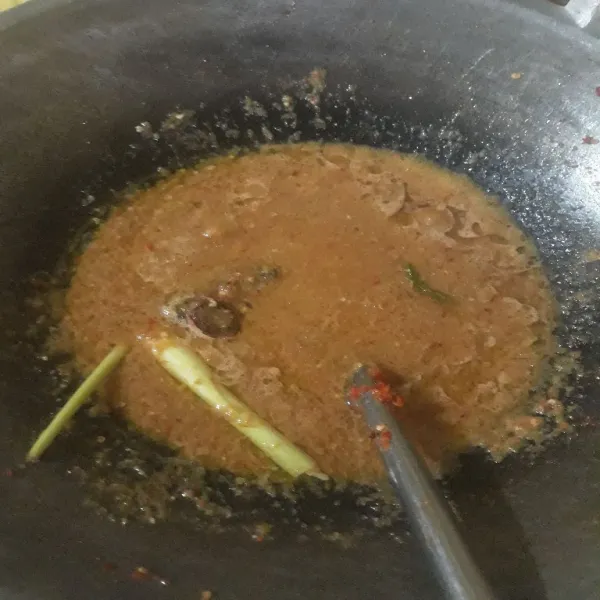 Tumis bumbu urap sampai wangi. Masukkan daun jeruk,serai dan lengkuas. Beri gula dan garam.