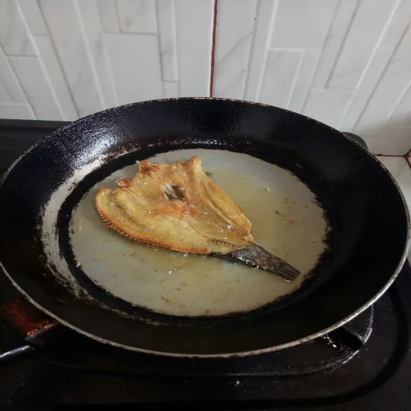 Goreng ikan siam hingga matang dan garing. Tiriskan.