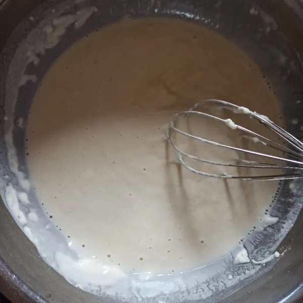 Campur tepung terigu, gula, vanili bubuk, garam aduk rata lalu tuang 270 ml air. Aduk hingga tercampur rata dengan whisk. Masukkan telur, aduk rata, diamkan adonan selama 1 jam.