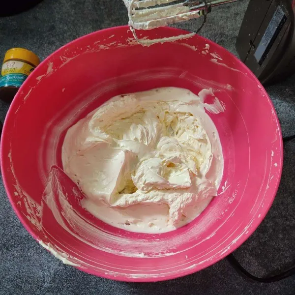 Mixer bahan butter hingga putih, pucat, dan mengembang.
