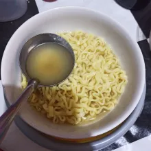 Masukkan mie rebus, aduk rata. Lalu tuang kuah soto ayam.
