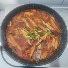 Tambahkan irisan daun bawang sesaat sebelum kompor dimatikan. Sajikan.