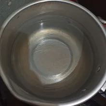 Didihkan air di panci.