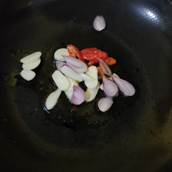 Tumis bawang merah, bawang putih dan cabe hingga harum.