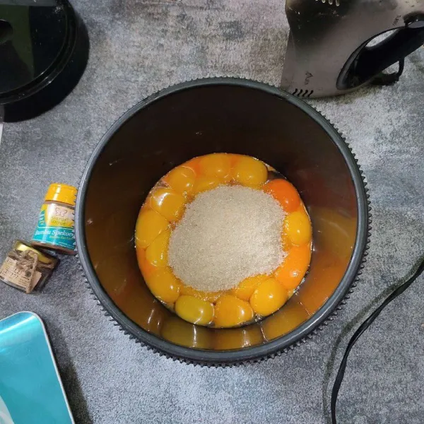 Mixer dengan speed tinggi kuning telur bersama gula pasir hingga mengembang, kental, dan berjejak.