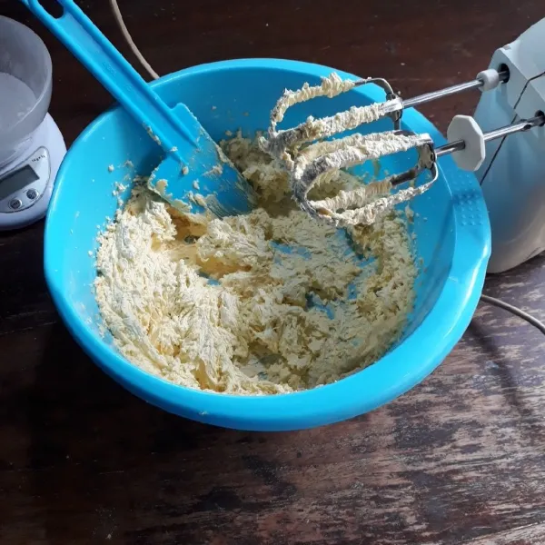 Campurkan margarin dan gula, mixer kecepatan tinggi hingga pucat (3 menit).