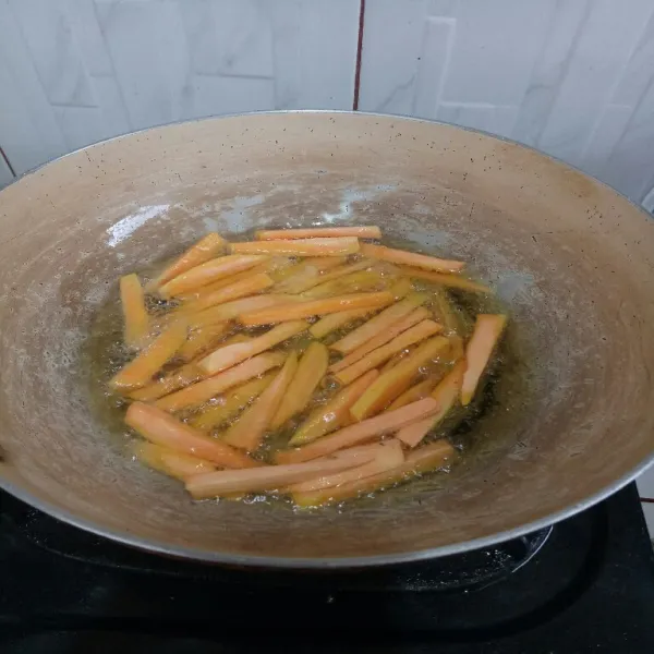 Panaskan minyak lalu goreng ubi manis sampai matang.