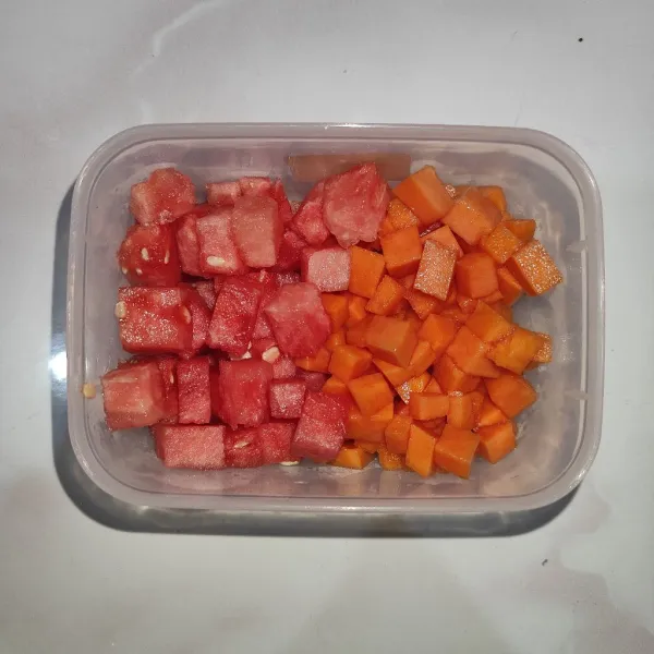 Potong kotak-kotak kecil buah semangka dan pepaya.