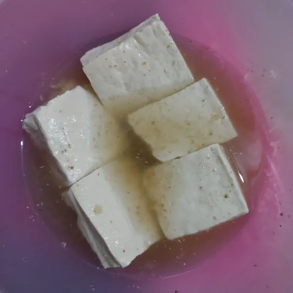 Campurkan bumbu marinasi dan air, tes rasa lalu masukkan tahu. Diamkan selama 15 menit atau hingga meresap.