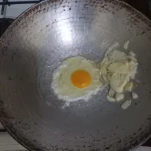 Tumis irisan bawang putih dan bawang bombay hingga harum, sisihkan di pinggir wajan. Masukkan telur ayam beri sedikit garam kemudian orak-arik.