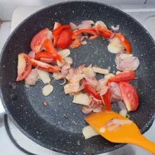 Masukkan tomat, tumis hingga layu.