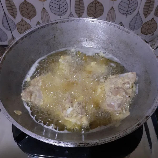 Panaskan minyak di wajan, lalu goreng hingga sisi bawah kuning kecokelatan.