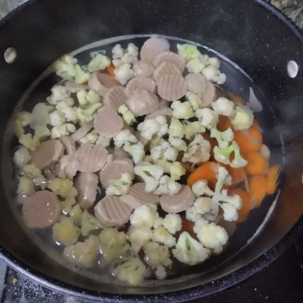 Masukkan baso dan kembang kol, masak hingga wortel empuk.