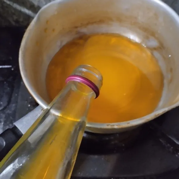 Tuang air dan sirup jeruk. Didihkan.