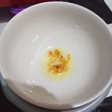 Letakkan minyak ayam bawang ke mangkok.