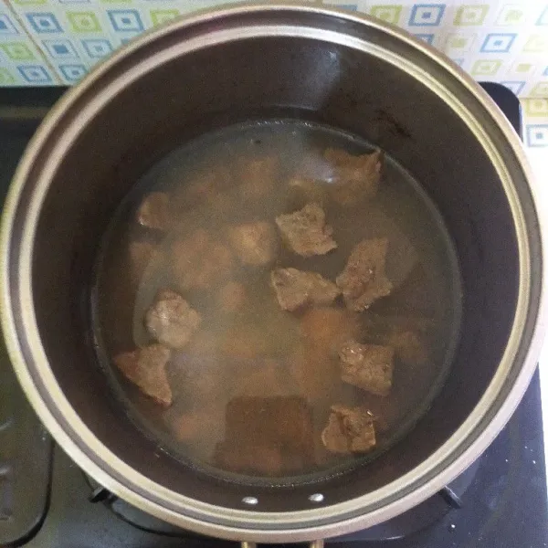 Cuci bersih hati sapi lalu potong-potong, kemudian rebus hingga empuk angkat dan tiriskan kemudian goreng sebentar saja.