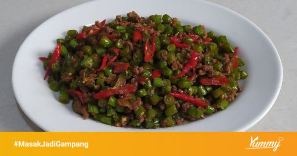 Bahan-bahan tumis daging giling seperti daging giling, bawang bombay, dan bawang putih