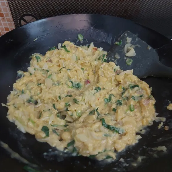 Masukkan kocokan telur & bawang daun, aduk sebentar saja asal rata. Masak seperti membuat orak arik. Masak setengah matang. Matikan kompor.