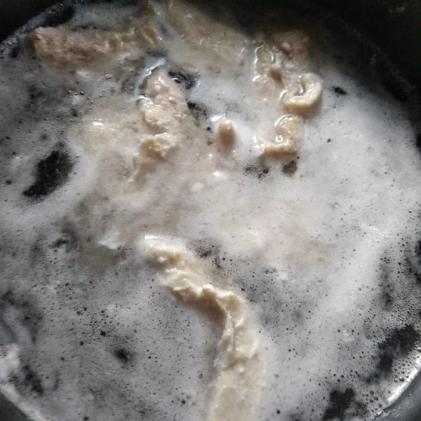 Rebus ayam hingga matang. Sisihkan ayam, potong/suwir. Air rebusan ayam jangan dibuang.