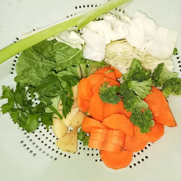 Siapkan sayuran yang sudah dipotong lalu cuci bersih.