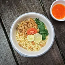 Beri bahan pelengkap lainnya, sajikan.