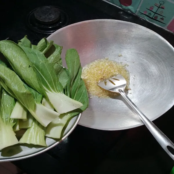 Panaskan minyak dalam wajan, tumis bawang putih hingga harum, kemudian masukan pakcoy