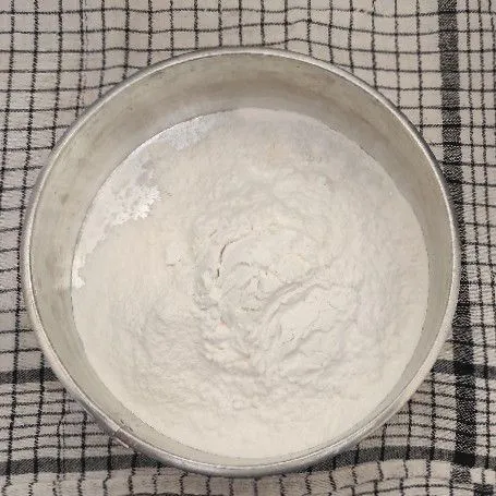 Campurkan tepung bumbu, terigu dan maizena dalam 1 wadah