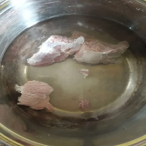 Rebus daging dengan air dan daun salam dan garam.