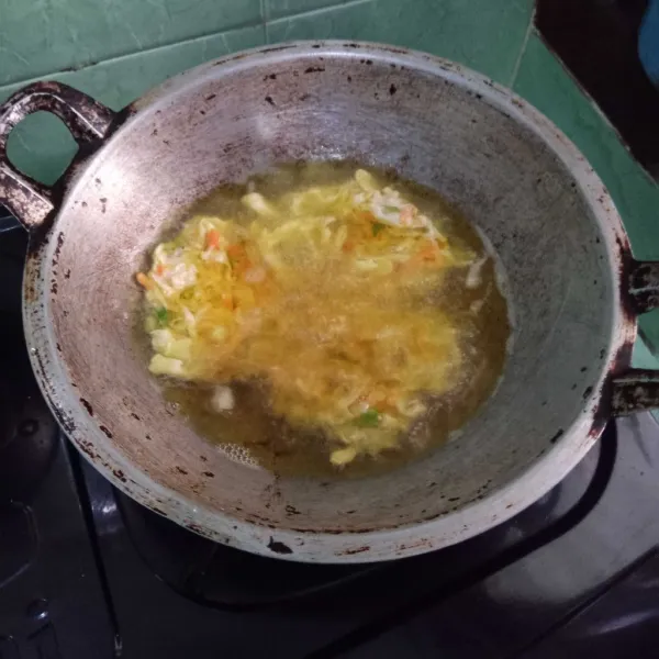 Ambil sesendok demi sesendok dan goreng dengan minyak panas yang agak banyak hingga keemasan.