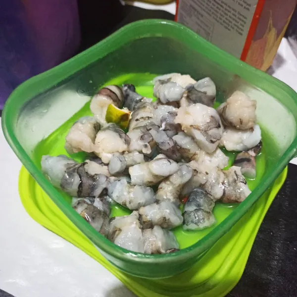 Cuci bersih udang, kupas kulitnya lalu potong kecil-kecil.