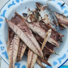 Setelah dingin, buang duri dan kepalanya. Sisihkan.