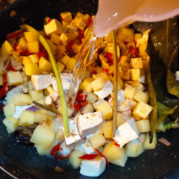 Masukkan kentang, tempe dan putih telur rebus. Tambahkan air, aduk rata.
