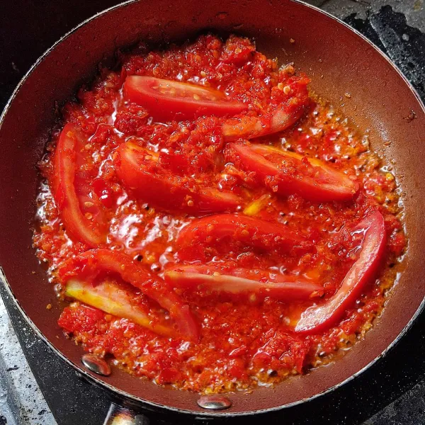 Goreng dengan minyak hingga wangi, masukkan tomat, aduk rata.