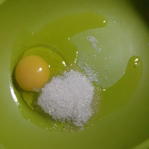 Kocok telur dan gula dengan balloon whisk hingga gula larut.