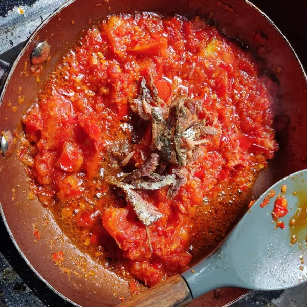 Ambil daging ikan peda, masukkan ke cabe, aduk dan masak hingga cabe matang.