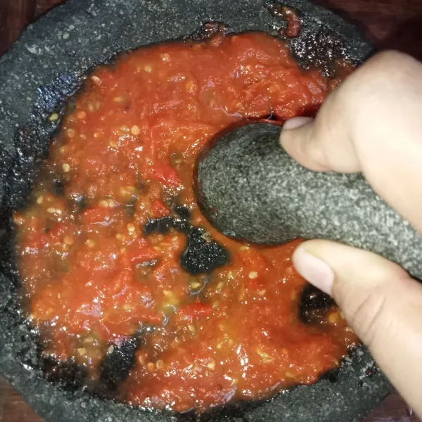 Uleg bahan sambal hingga halus.