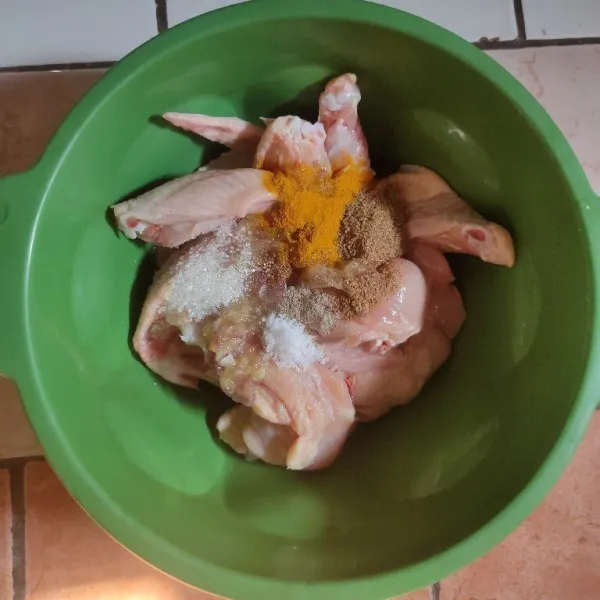 Marinasi ayam dengan bumbu halus, kunyit bubuk, ketumbar bubuk, gula, garam, kaldu bubuk dan lada bubuk selama 15 menit
