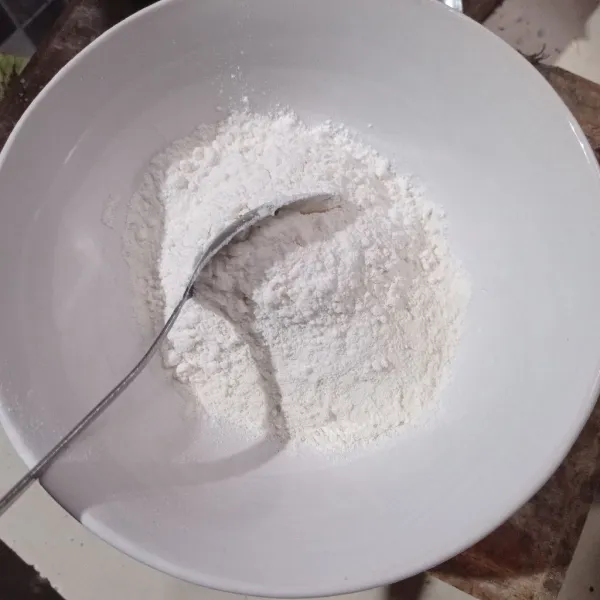Masukkan tepung bumbu dan tepung terigu ke dalam mangkok.